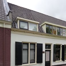 Pand met lage gepleisterde lijstgevel