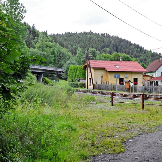 Most silnice I/20 přes železniční trať ve Vodné