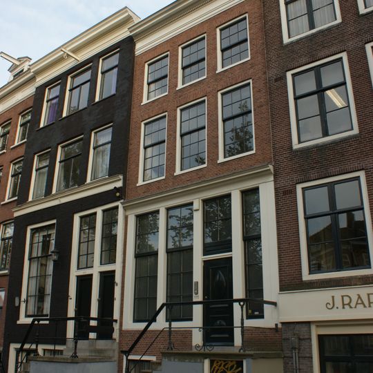 Pand met gevel onder rechte lijst