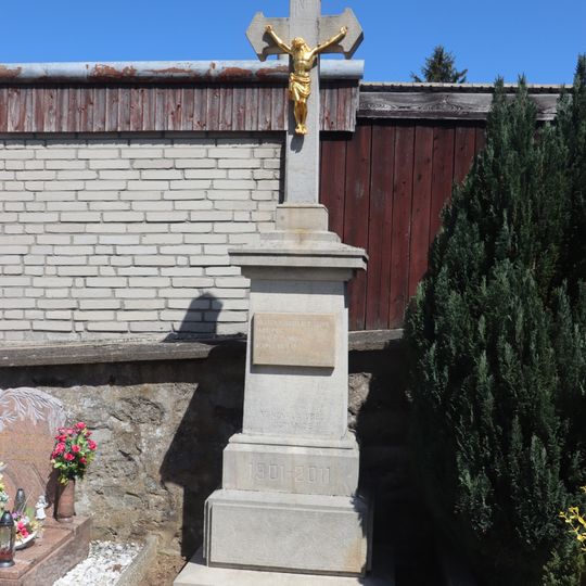 Hřbitovní kříž na hřbitově v Ocmanicích