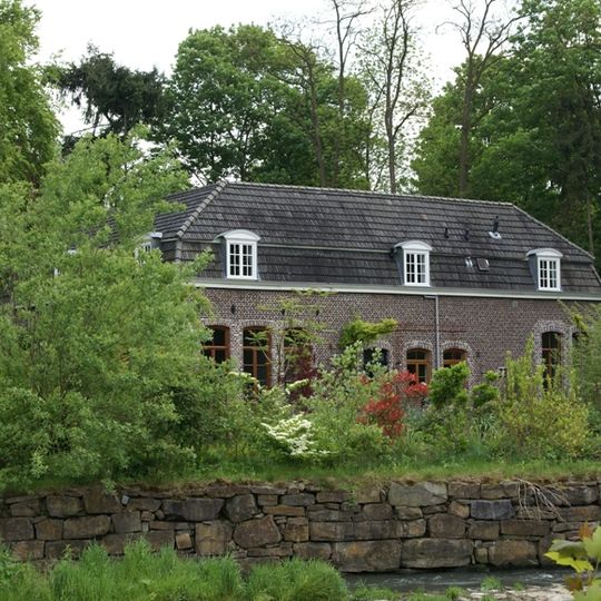 Koetshuis van Villa Canne