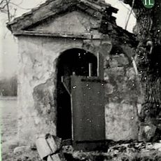 Zbytky kapličky na východním okraji Lučního Chvojna