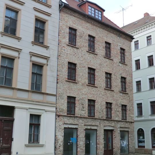 Wohnhaus mit Läden in geschlossener Bebauung, Eckhaus Krischelstraße 6, 7