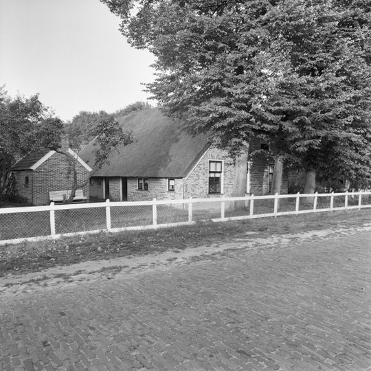 Hallenhuisboerderij in ambachtelijke stijl met stookhut