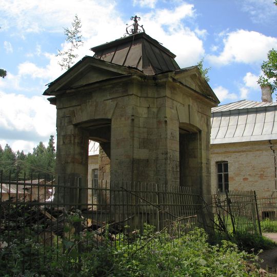 Павильон над колодцем