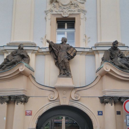 Sochy nad portálem bývalé jezuitské koleje na Karlově náměstí