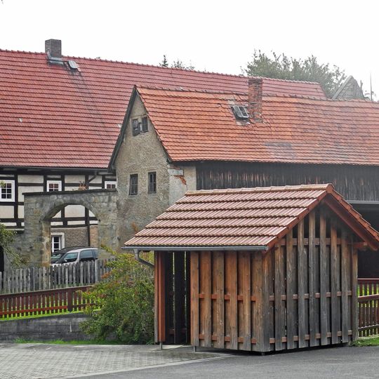 Wohnstallhaus, Seitengebäude und Torbogen eines ehemaligen Dreiseithofes Talstraße 23