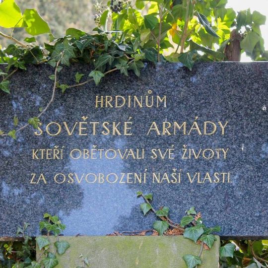 Pomník padlým v Dlouhé Loučce na hřbitově