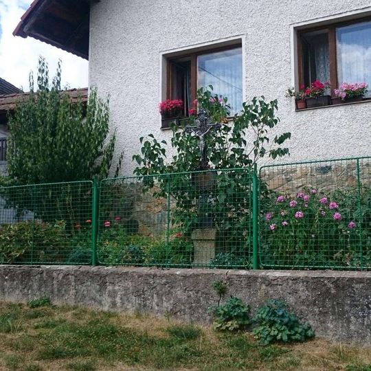 Kříž v Hrzíně v zahradě