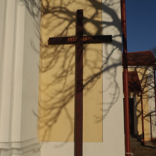 Dřevěný kříž na kostele sv. Václava v Dukovanech