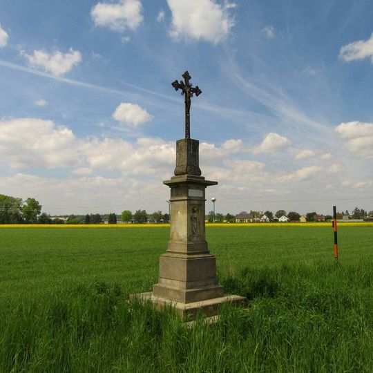Kříž u Střelic vedle silnice
