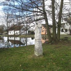 Socha u obecního úřadu v Olbramově