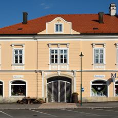 Wohn- und Geschäftshaus