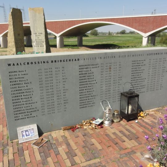 Waaloversteek-monument