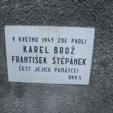 Pamětní deska Karla Brože a Františka Štěpánka v ulici Na Veselí v Praze