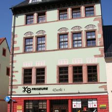 Wohnhaus in Ecklage und geschlossener Bebauung mit Hintergebäude