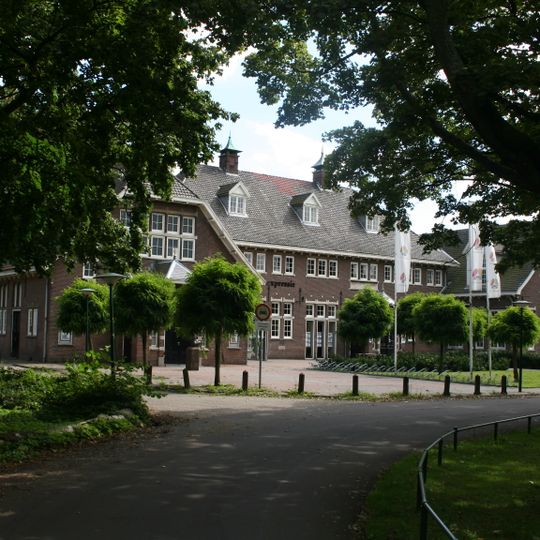 Wilhelminaschool met kapel