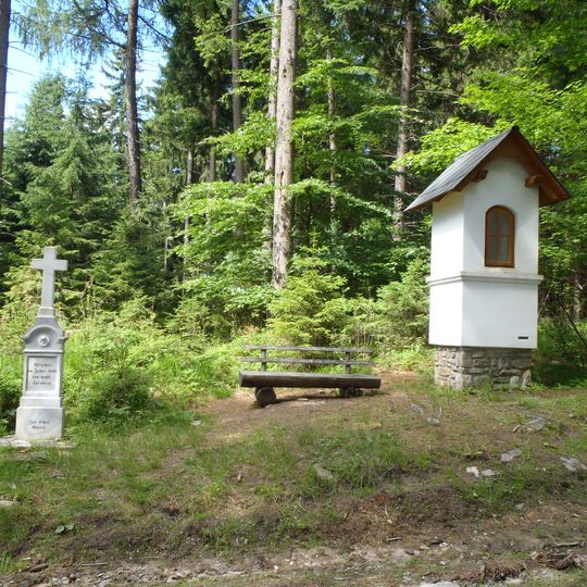 Kaplička severně od Stříbrnic v lese