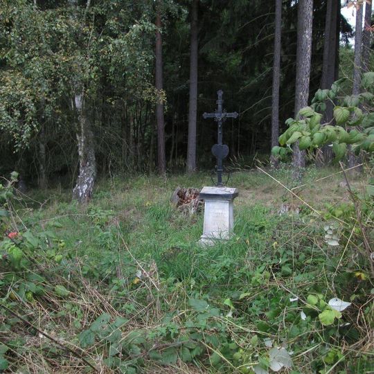 Kříž v lese nad Šipínem u cesty do Pakoslavi