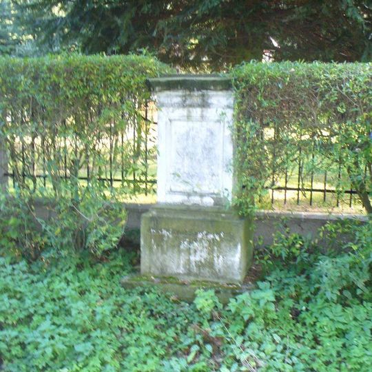 Podstavec ulomeného kříže u plotu zahrady domu 27 v Kerharticích