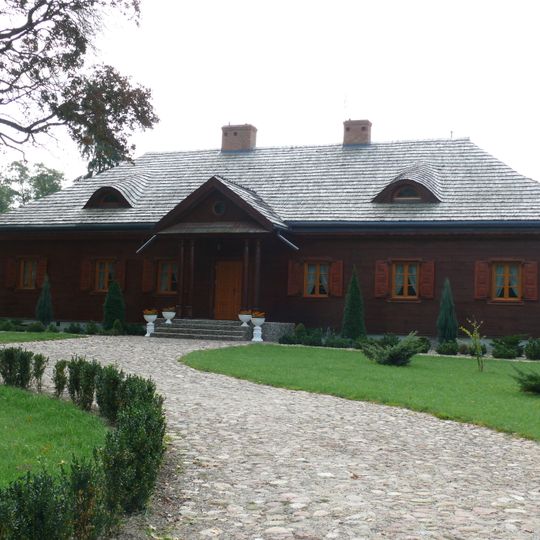 Dwór, poł. XIX, przeniesiony 1988