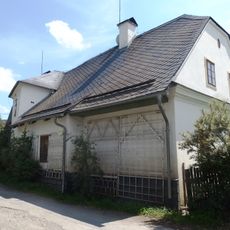 Dům čp. 6 se sochou svatého Jana Nepomuckého