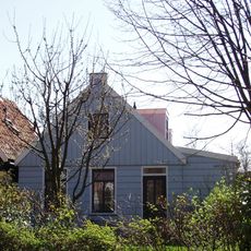 Houten huis met puntvormig voorschot