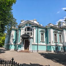 Особняк с произведениями декоративно-прикладного искусства в интерьере