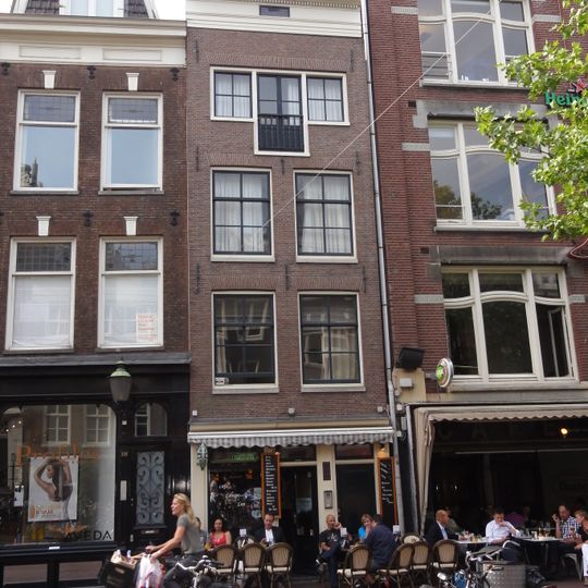 Huis met gevel onder rechte lijst