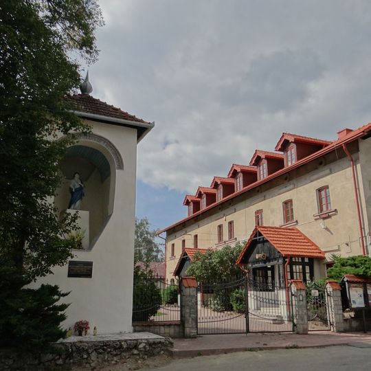 Dwór wraz z otoczeniem w Radwanowicach