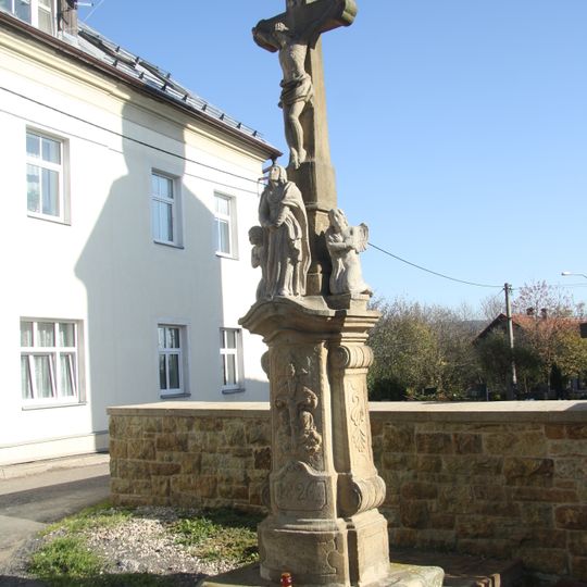 Kříž v Sobkovicích u kostela svatého Prokopa