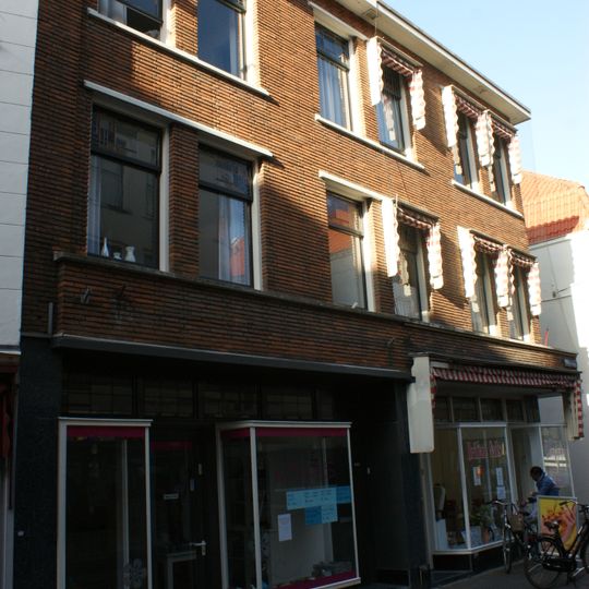 Pand met aan de achterzijde puntgevel