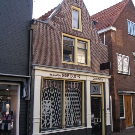 Pand met tuitgevel met vlechtingen