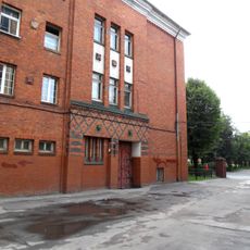 Здание Хуфенского лицея с головами двух девушек над входом (Калининград)