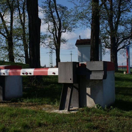 Prvorepubliková silniční uzávěra u kruhového objezdu v ulici 9. května v Roudnici nad Labem