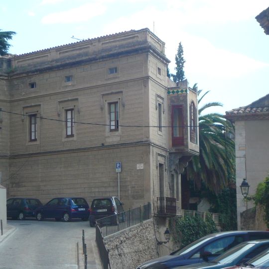 Habitatge amb tribuna a la travessia Portal Nou