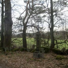 Kříž jižně od Velenov u remízku