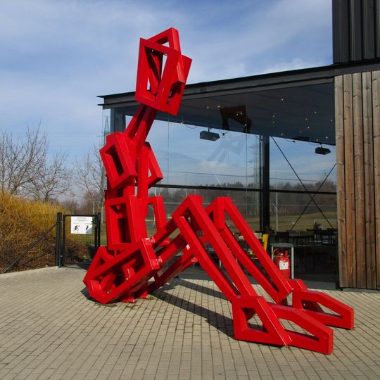 Červené sedící plastiky