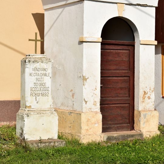 Kříž u kaple v Kozojedech