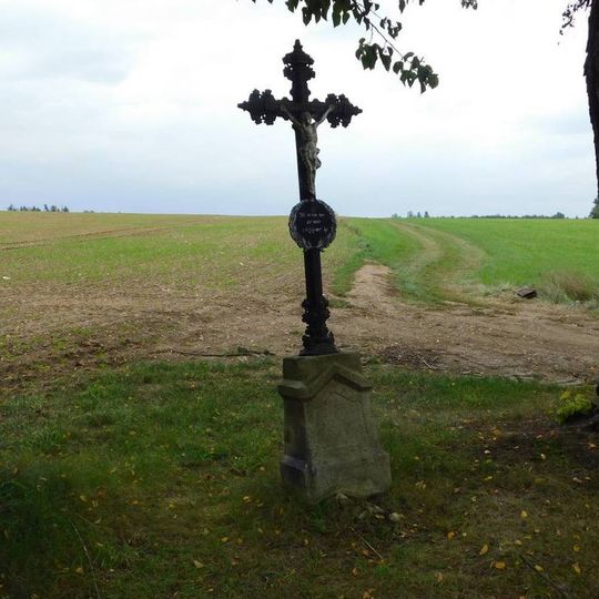Kříž u silnice východně od Senožat