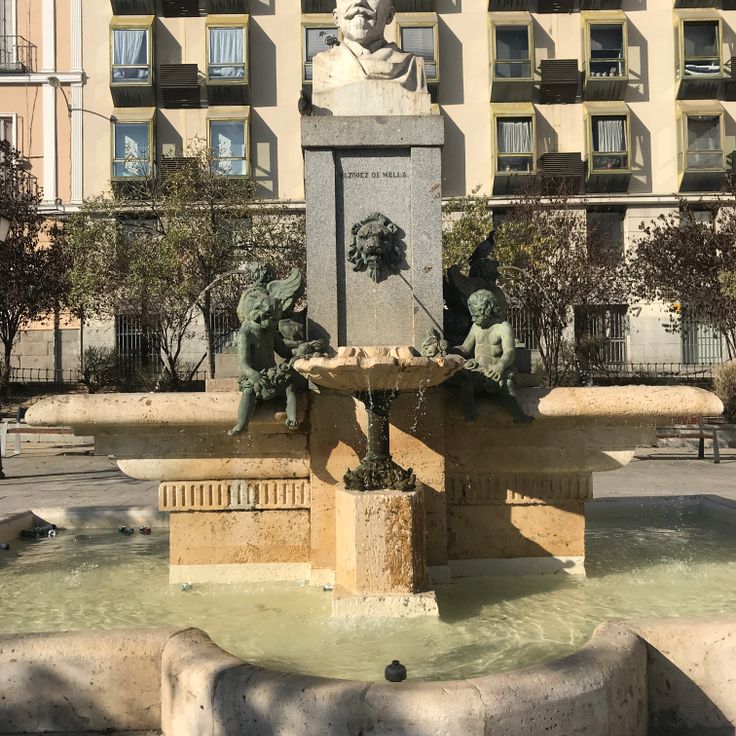 Vázquez de Mella Fountain