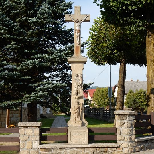 Kríž pri kostole, pilier s podstavcom