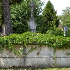 Cintorín sv. Rozálie, náhrobok s krížom