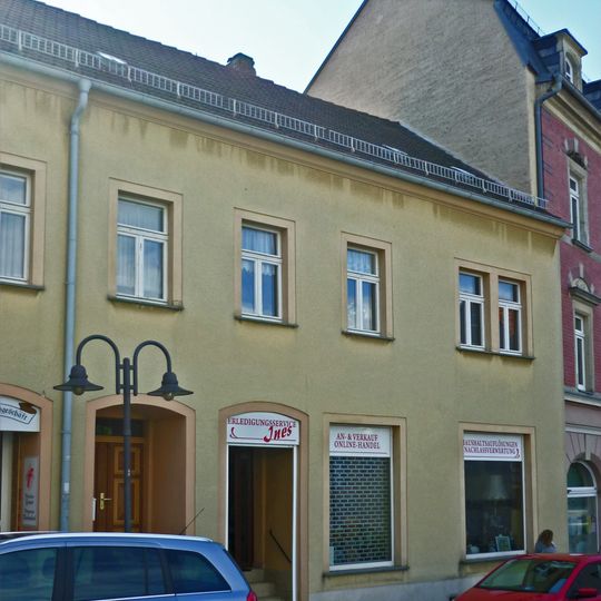 Wohnhaus mit zwei Läden in geschlossener Bebauung, dazu zwei Hintergebäude Hauptstraße 55