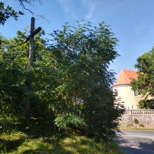 Kříž východně od Dobříše nad křižovatkou