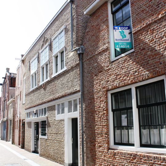 Pakhuis met nok evenwijdig aan de straat. Puibalk