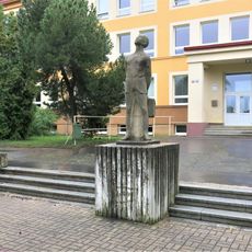 Socha Školák u školy ve čtvrti Úšovice