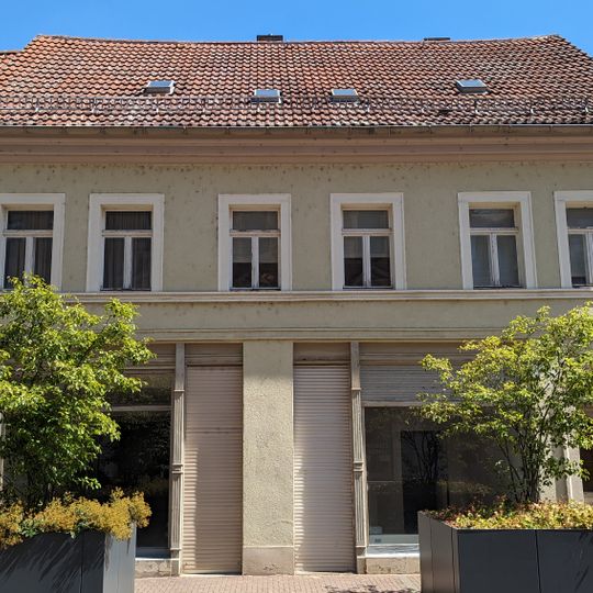Wohnhaus in geschlossener Bebauung Hauptstraße 32