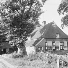 Geheel tot woonhuis ingericht, eenvoudig boerderijtje; gedeeltelijk met riet, gedeeltelijk met pannen gedekt, afgewolfd zadeldak. Schuurvensters met roedenverdeling en met luiken behangen