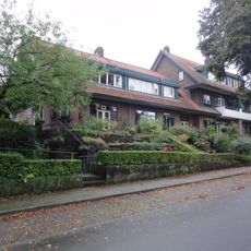 Rijtje van zes middenstandswoningen